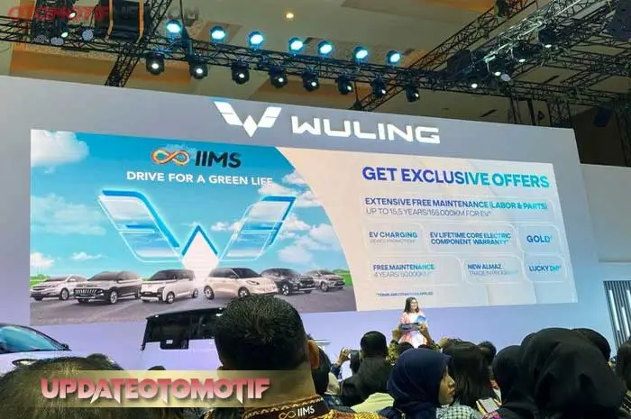 Dian Asmahani, Sales & Marketing Director Wuling Motors. Sedang menjelaskan promo Wuling di IIMS 2024